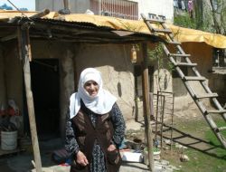 Tek Başına Yaşayan Yaşlı Kadın Evinin Onarılmasını İstiyor