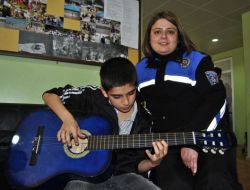 Polisler Yetiştirme Yurdundaki Çocuklarla Şarkı Söyleyip Yemek Yedi