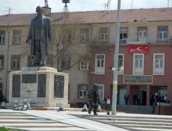 Valilik Önüne Bırakılan Şüpheli Paketten Çikolata Çıktı