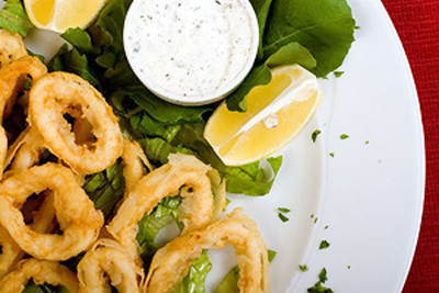 KALAMAR BOĞAZLARINDA KALDI!