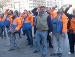 Eylemci İşçiler Belediye Binasına Pankart Astı