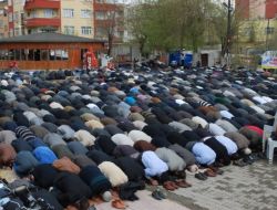 Çadırda Cuma Namazı Kıldılar