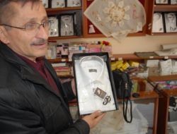 BAŞBAKAN’A İSMİ YAZAN GÖMLEK VE ATKI