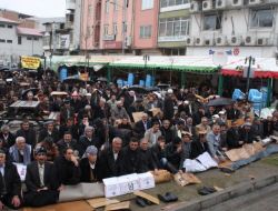 Cuma Namazını Parkta Kıldılar