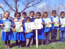 Köy Okulu Öğrencileri, Gonca Dergisi'nin Verdiği Fidanları Dikti