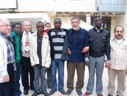 Ugandalı Öğrenciler Umre Hacılarını Uğurladı