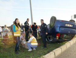 REFÜJE ÇARPAN OTOMOBİL TAKLA ATTI