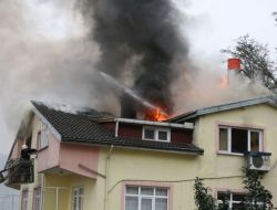 İki Katlı Binanın Çatısı Yandı