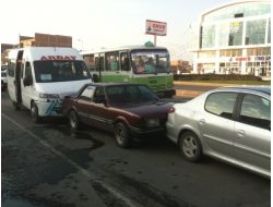 Zincirleme Kazada 4 Araç Birbirine Girdi