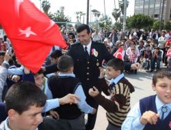 Çocuklar Taş Atmadı Polis Müdürü İle Zeybek Oynadı