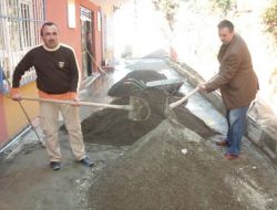 Müdür Ve Yardımcısı Parke Taşı Döşüyor