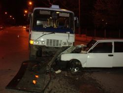 Yolcu Minibüsüyle Otomobil Çarpıştı