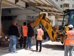 Antalya’da Bina Aralarına Yapılan Dükkanlar Olaysız Yıkıldı