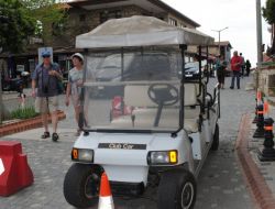Side Belediyesi, Yaşlı Turistleri Golf Arabasıyla Taşıyor