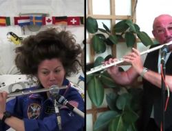 Uzaydaki Astronot İle Dünyadaki Müzisyen Flüt Düeti Yaptı