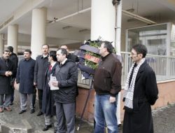 Gezide Başörtüsü Yasağına Siyah Çelenkli Tepki