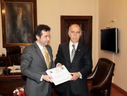 Bursa Valisi Harput'tan Yeşim Tekstil Ceo'su Şankaya'ya Takdir Belgesi