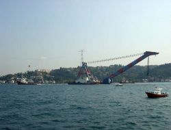 İstanbul Boğazı'ndan Dev Vinç Gemisi Geçti!