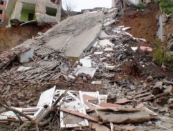 Gaziosmanpaşa'da Metruk Bina Çöktü