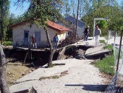 Okul Bahçesi Yağmur Sonrasında Çöktü