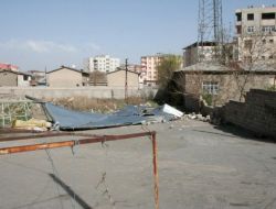 IĞDIR'DA FIRTINA ÇATILARI UÇURDU!..