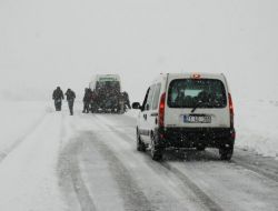 Muş’ta Kozma Dağı Araçlara Geçit Vermedi