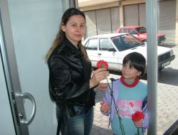 Okul Harçlığını Karanfil Satarak Çıkarıyor