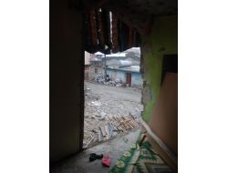 Yağmurdan Naylon Çatıyla Korunuyorlar