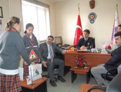 Öğrencilerden Polise Pasta Sürprizi