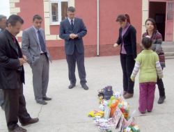 İlköğretim Öğrencilerinden Anasınıfı Öğrencilerine Oyuncak