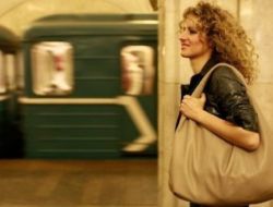 Rus Bayan Gazeteci Kadınları Yazdı; Günde 20 Bin Kelime Konuşurlar