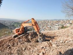 İzmir'in Heyelan Bölgesi Kadifekale'nin Çevresindeki Binalar Yıkılıyor