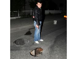 Otomobiliyle Çukura Giren Genç Belediyeden Şikayetçi