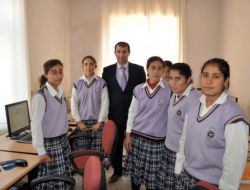 Kaymakam Çelik Fakir Kız Öğrencilere Sahip Çıktı