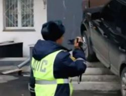 Sarhoş Sürücü Aracını Apartmanın Giriş Kapısına Park Ederse...