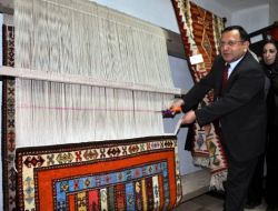 İhtiyaç Sahibi Kadınların Dokuduğu Halılar Görücüye Çıktı