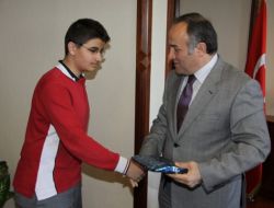 Tübitak Yarışmasında Birinci Olan Öğrencilerden Vali Hacımüftüoğlu'na Ziyaret