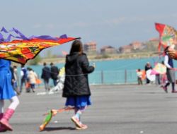 Çocuklar Uçurtmalarıyla Gökyüzünü Renklendirdi