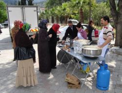 Fethiyeli Kadınlar Kutlu Doğum Lokması Dağıttı