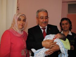 Manavgat Müftülüğü, Kutlu Doğum Günü Doğan Bebeğe Altın Taktı