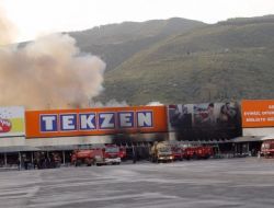 Söke'deki Yangında Tekzen Mağazası Tamamen Yandı