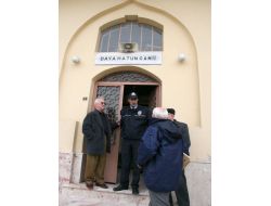 Camiye Giren Hırsız Sakal-ı Şerif’i Çalmak İstedi