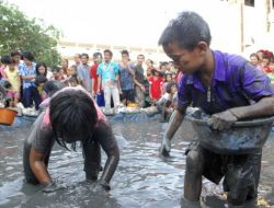 Çamurlu Suda Yılan Balığı Yakalama Yarışı