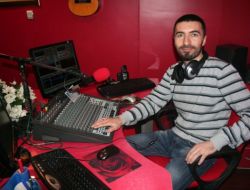 Dedesinin Antika Radyosu Başına Düştü, Radyocu Oldu