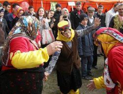 Turizm Haftası Kutlamasında Yaşlı Kadınların Halk Oyunu Şovu