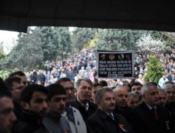 KABRİ BAŞINDA BİNLERCE KİŞİ TARAFINDAN ANILDI