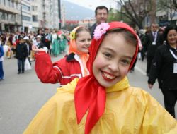 23 Nisan Kutlamaları Şenlik Yürüyüşü Ve Dev Pasta İle Devam Etti