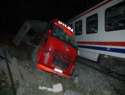 Yolcu Treni Hemzemin Geçitte Tır'a Çarptı!