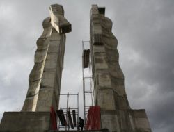 “UCUBE”NİN YIKIMI BATI BASININDA..