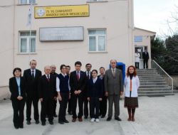 Vali Cengiz, Başarılı Öğrencileri Okullarında Ziyaret Etti